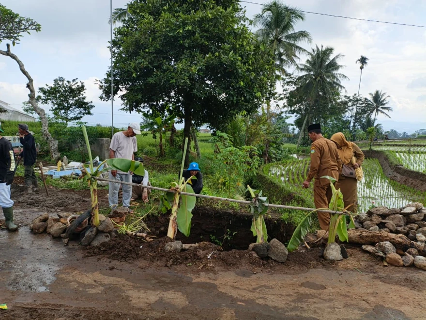 Kepala Desa Tinjau Jalan Amblas, Warga Bergerak Swadaya Jaga Akses Antar Dusun